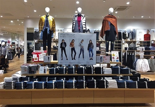 https://www.valentinosdisplays.com/blog/wp-content/uploads/2023/05/how-to-display-clothes-in-retail.webp